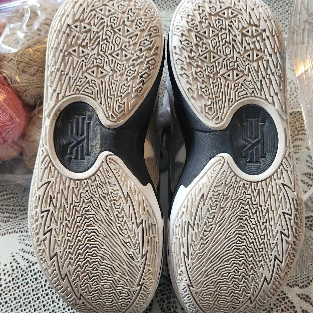 Basketball shoes